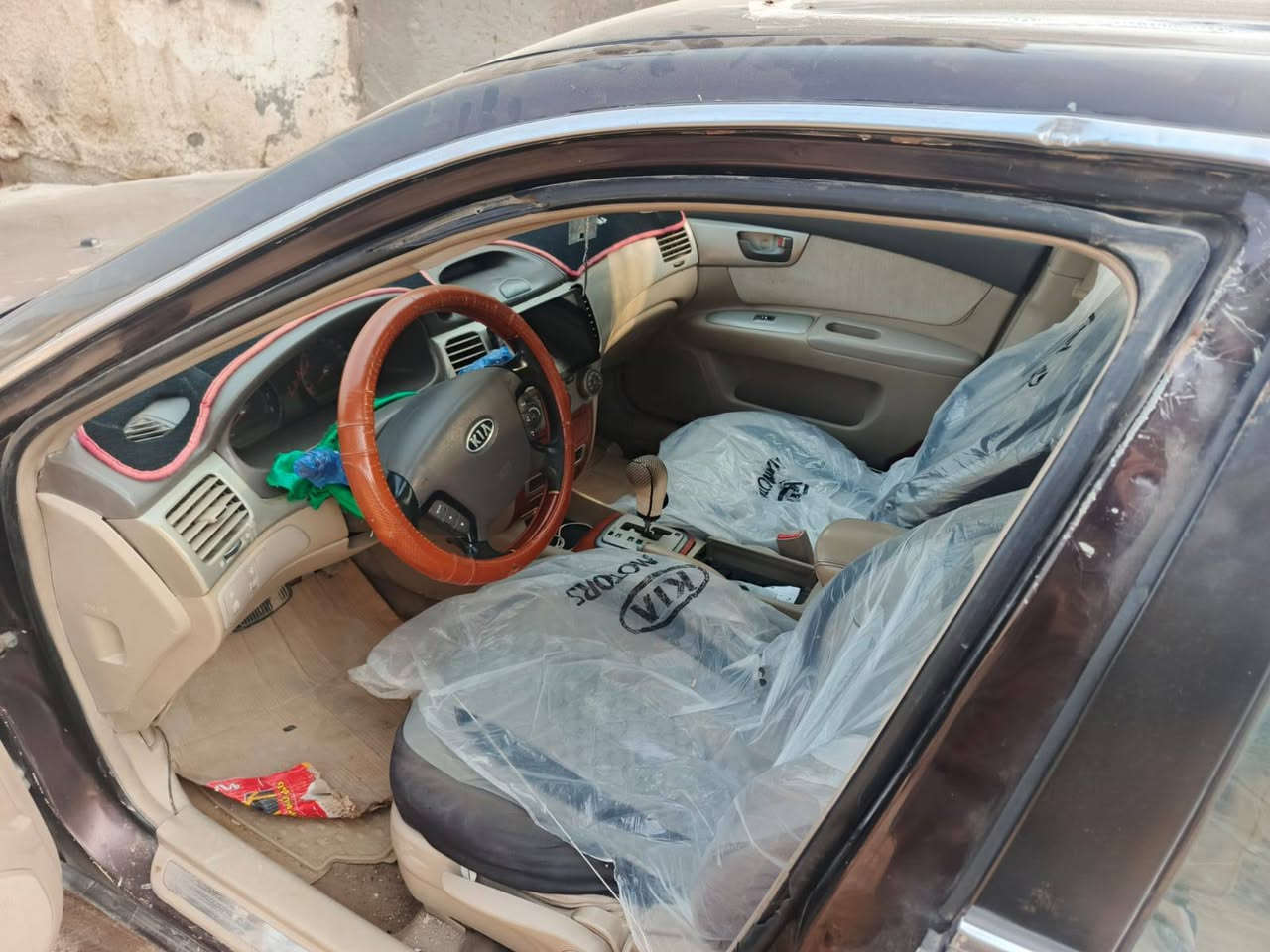 السلام عليكم اوبتيما خصوصي خليجي رقم نجف نكلزي 2007 السياره جاهزه محرك 2000 كير حداديه غرفه نضيفه شاشه كامره خلفيه جاهزه سنويه لغايت 2030 بيه خياس قليل فقط طرف جاملغ المامي و معجون بلقمار البنيد صاير السعر 88 وبيه مجال وترهم مراوس بتكسي أي شئ بس كوري و أي ستفسار على رقمي *********** بي واتساب ويتصل بي خير ويدلال
