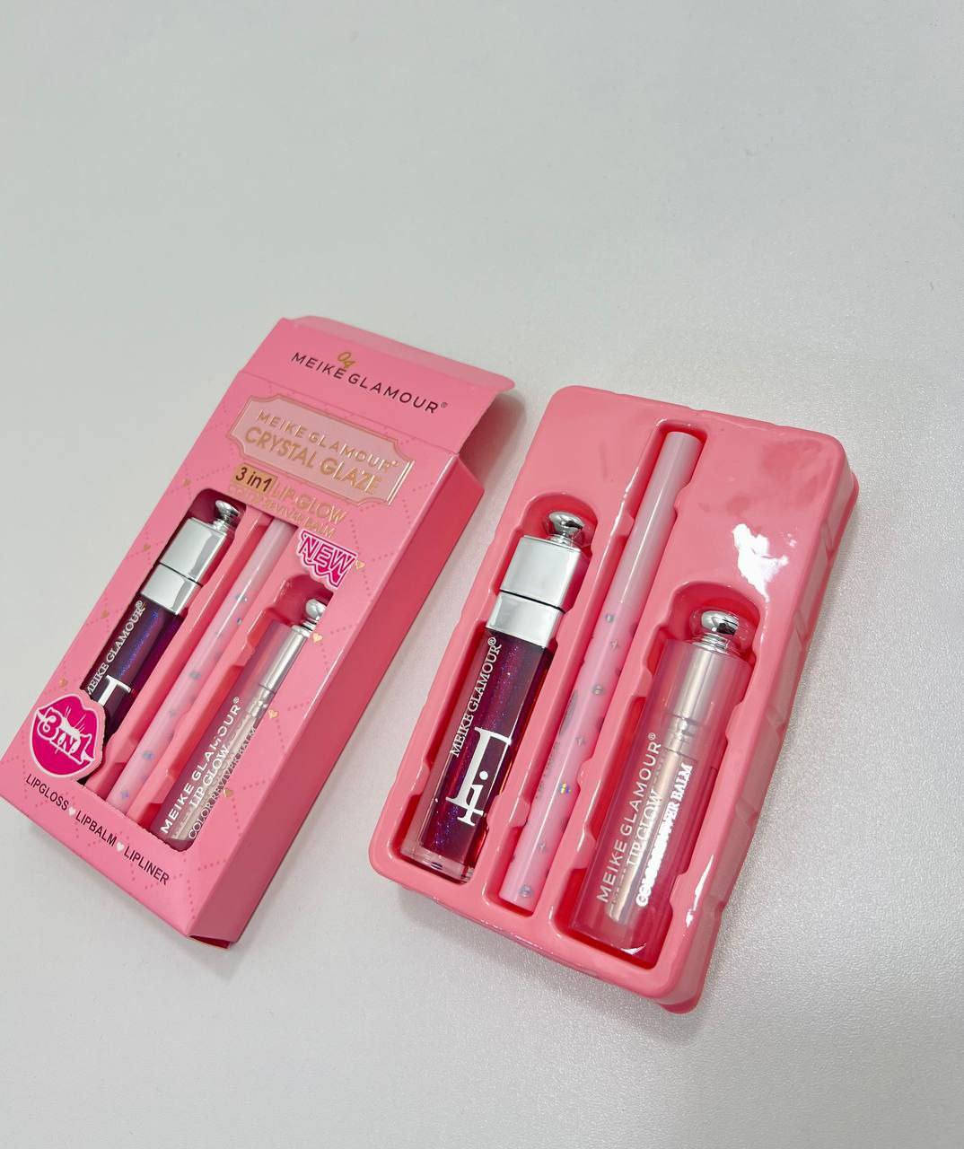 طقم ملمع ومرطب شفاه Meike Glamour هو منتج تجميلي للشفاه يُسوق كمنتج "3 في 1" يجمع بين ملمع الشفاه ومرطب الشفاه ومحدد الشفاه. 
تفاصيل المنتج
الاسم: Meike Glamour Crystal Glaze 3 in 1 Lip Glow | Color Reviver Balm.
الوظائف: يوفر المنتج لمعاناً حريرياً (ملمع شفاه)، وترطيباً عميقاً وراحة فورية (مرطب شفاه)، ويحدد الشفاه بلطف (محدد شفاه).
يحتوي على كلوس للشفاه يحتوي على بلسم ذكي يعيد إحياء اللون الطبيعي لشفتيكِ، مما يمنحها نعومة وامتلاءً ولمعاناً كريستالياً جذاباً.
الاستخدام: يتميز بتركيبة خفيفة ومثالي للاستخدام اليومي للحصول على تأثير متوهج فوري.

كلوس ومحدد  ولون شفه

ذني بيهن 4 اشكال 
1 و 2 و 3 و 4


**إذا كنت صاحب هذا الإعلان وتريد حذفه لأي سبب، رجاءا أرسل رسالة إلى الدعم الفني**