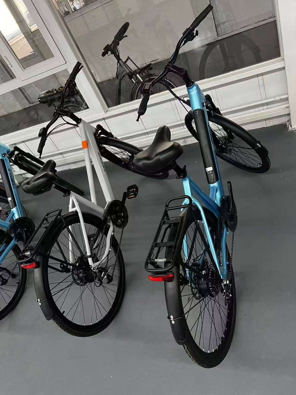 پاسکیلی کارەبای, City- Ebike
 مارکەی: Febrile
مودیل :نوی2025
حجم:28
پاتری:36 ڤۆلت، لیثیوم، 10.4 ئەمپیر، 374 وات
ماتۆر:250 ووات بروشلیس
شاشە:  LCD, حجم متوسط
مۆدی لیخورین 5 درجە، مساعد شحن.
 گیر(7) درجە شیمانو Tourney
بریکات دسک سیم کارەبایی
تایر سایز:28×45
موبایل:***********, ***********
