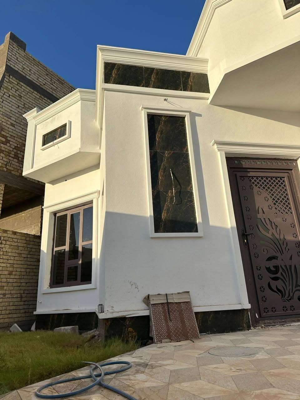 عرض مميز للسكن🏫
دار حديث غير مسكون شغل درجة اولى مكفول صب الارضية رفت داخل مجمع سات ٧ كيلو 
المساحة ٢٠٠ متر 
السعر النهائي ٩٠ مليون قفل🔒 للاستفسار ***********
