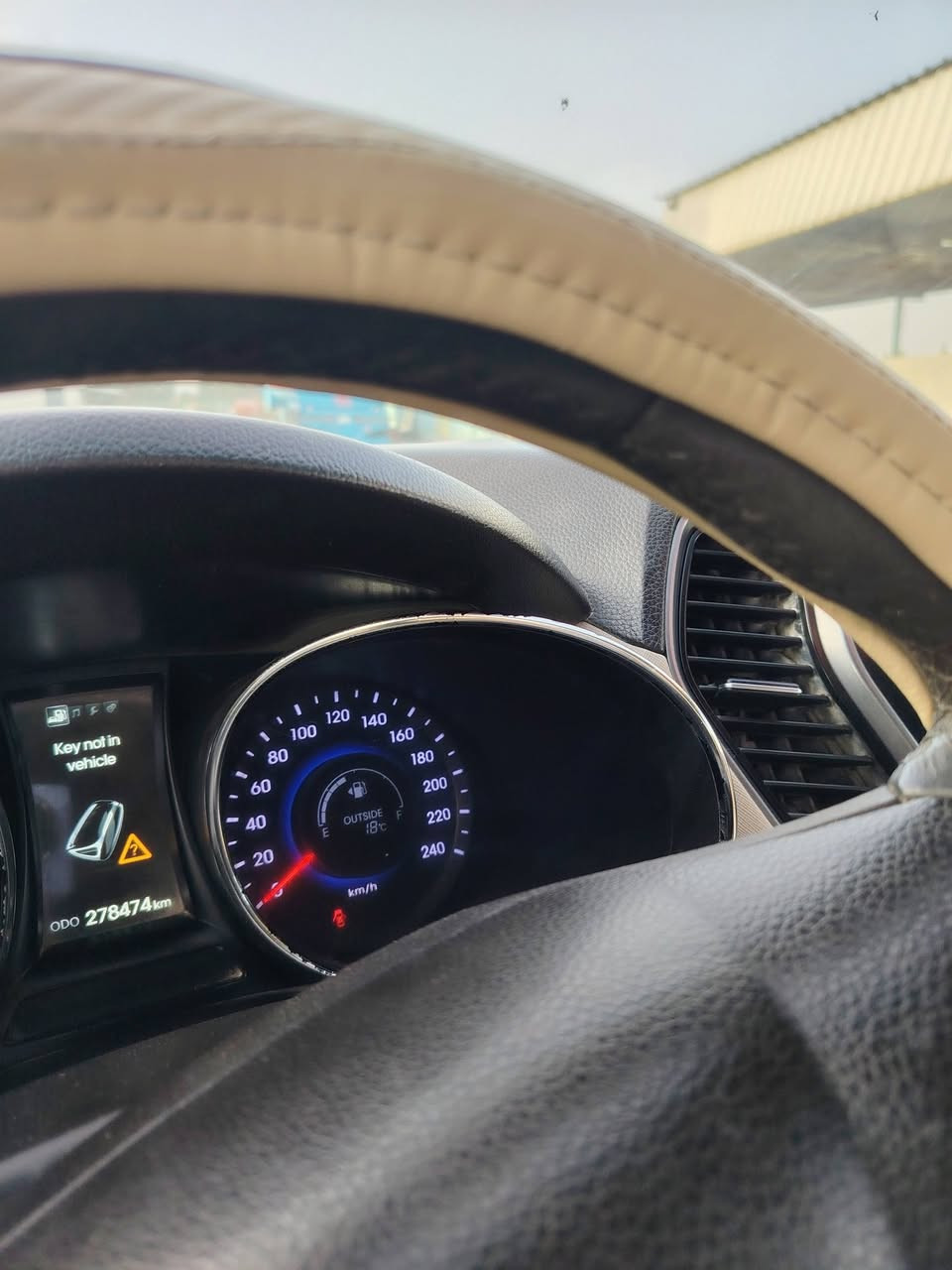 سلام عليكم للبيع والمراوس سنتافيا موديل 2015 سياره خليجي مكفولة كفاله عامه شرط السونار فول مواصفات فتحه مرايات شفط رقم بابل سايد بريك دكمه مكان بابل القاسم الاتصال ***********
