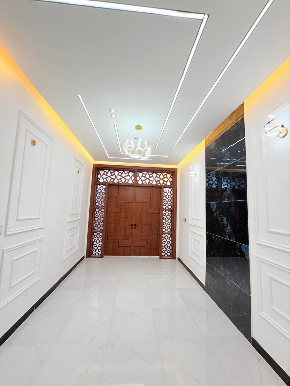 دار للبيع المساحه ١٠٠ متر طابو زراعي سند ٢٥ اقرار محكمه البيت مشمول بلتطويب مقابل ملحق قريه الغدير يبعد عن شارع المطار ١٠٠ متر يحتوي علا غرفه وصاله ومطبخ واستقبال وصحيات داخليه وخارجيه شغل درجه اولى صب اساس ويقف وطابوك نهروان وسطح شتايكر واجهه تغليف سقوف جبس بورد نضام البيت كله تركي السعر ٥٢ مليون وبي مجال بسيط للاستفسار *********** النجف, العراق
