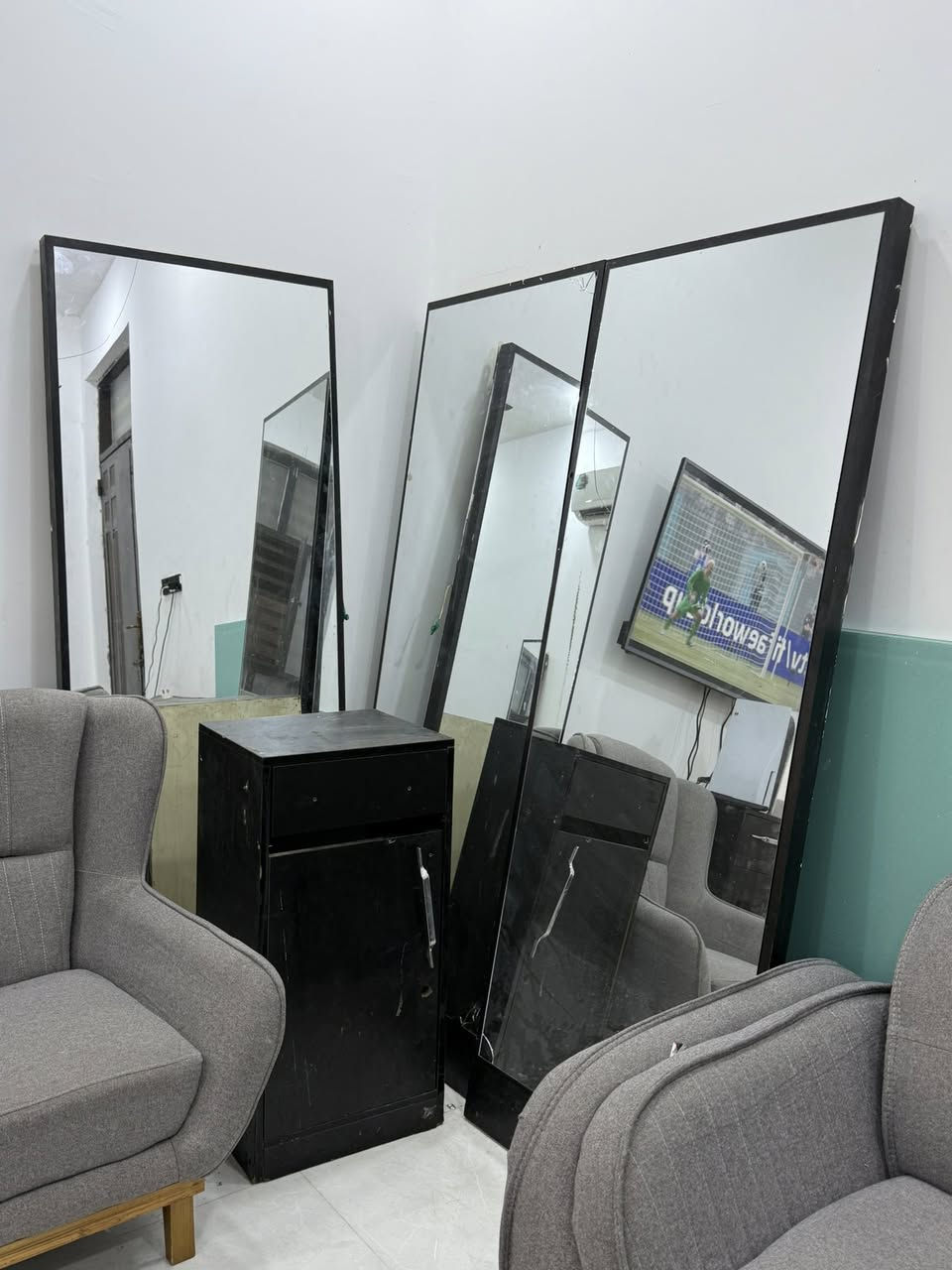 السلام عليكم 
يوجد ٣ كراسي حلاقه 
ويوجد ٤ ميز كومدي 
يوجد ٤ مريات حجم مترين 
يوجد ٣ كراسي ثلاثي حديد 
سعر ٣٥٠ لكرسي واحد +ميز كوميدي + مرايه وحده + كرسي ثلاثي حديد 
المكان قبله حي بغداد 
رسلني خاص إذا تحب تشتري اكثر مِہטּ قطّعه او مفرد


**إذا كنت صاحب هذا الإعلان وتريد حذفه لأي سبب، رجاءا أرسل رسالة إلى الدعم الفني**