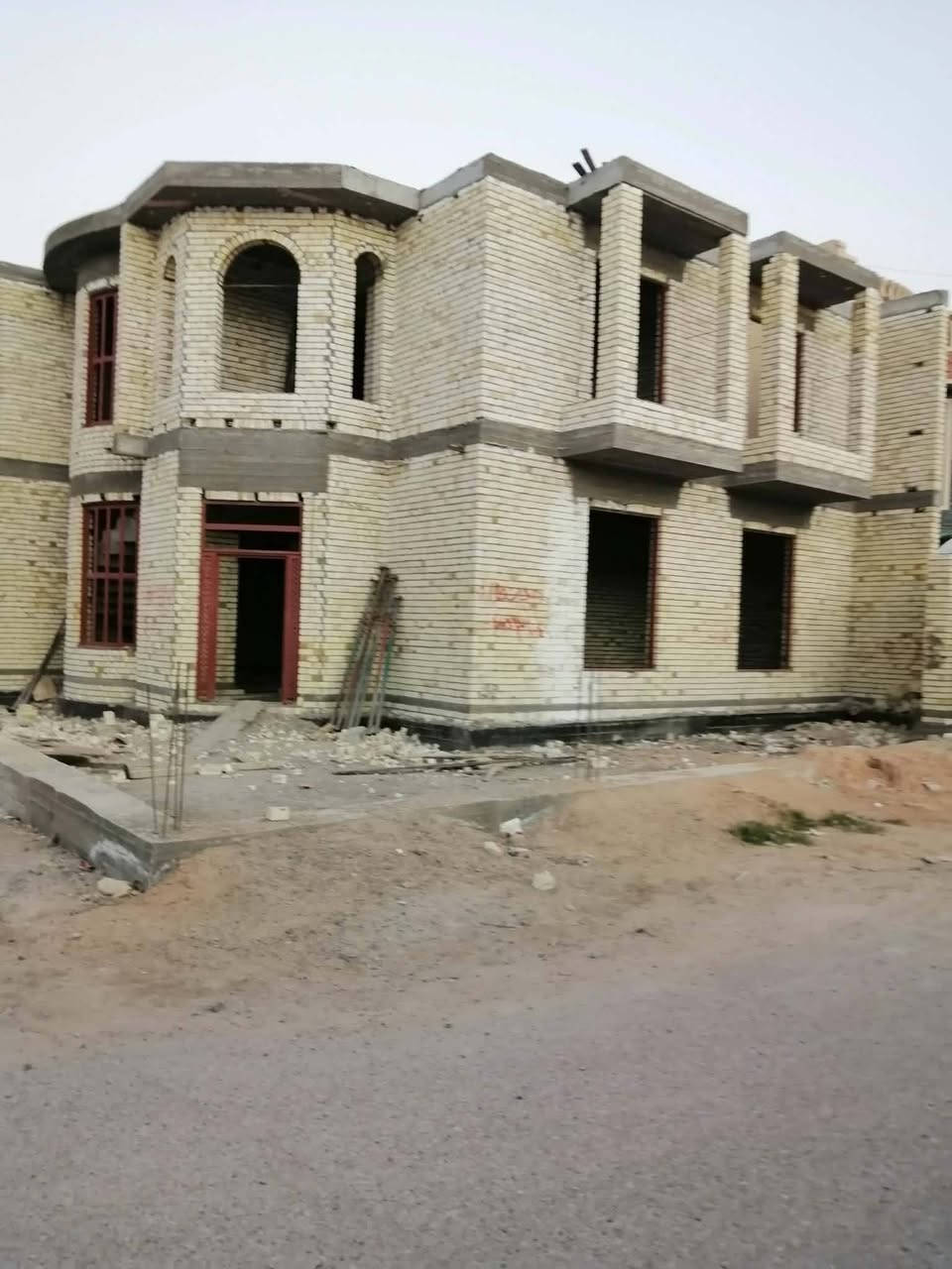 بيت للبيع المساحه ٣٠٠ رقم القطعه ٥٠٢١ طابقين اربع غرف نوم  ركن ثاني قطعه عن شارع ٤٠ ملعب العامريه  السعر ١٢٠ مليون وبيه مجال ***********
