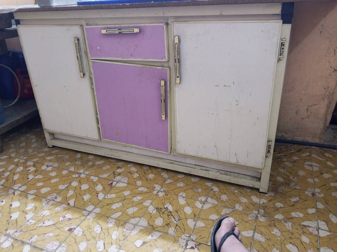 سلام عليكم غراض مطعم للبيع المكان مدينة الصدر قطاع 79 الرقم ***********
