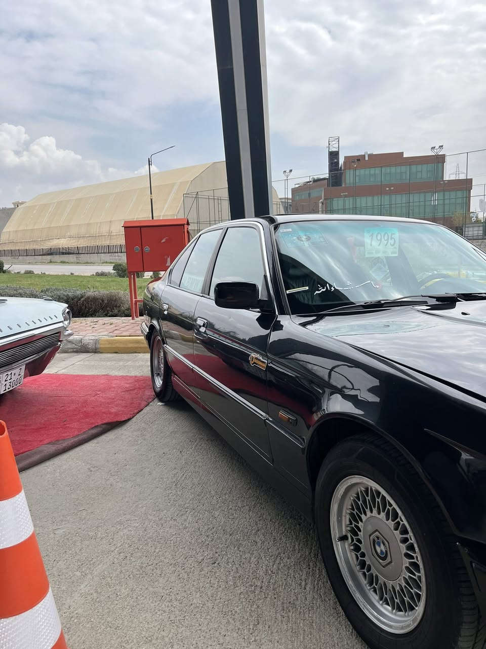 مۆدێل ١٩٩٥ سەیارەکە فول فولە بەس گێڕ عادیە مەکینەی ٥٢٥ ماشللە زۆر بە قوەتە  گێج ئەلقە لایت دەبڵ ئەڵقە ٤ جام کارەبە سلایتە سەیارەکە هەمو گیانی ئیش ئەکات ئارمی هەولێرە سەیارەکە بئ تەقەو رەقە بێ دەعمو لێدراوی شوێن سلێمانی ***********
