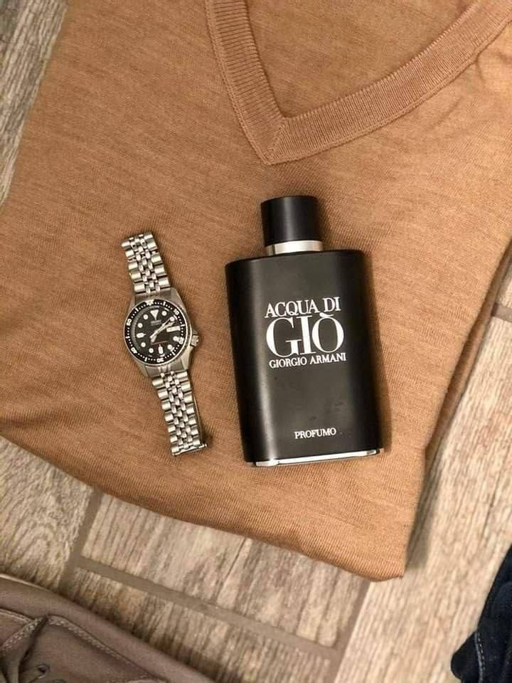 ✨ العطر الرجالي الاكثر طلبا 
عطر أكوا دي جيو بروفومو من جورجيو أرماني Acqua di Gio Profumo Giorgio Armani

عطر أكوا دي جيو بروفومو Acqua di Gio Profumo هو أحدث عطور دار جورجيو أرماني Giorgio Armani للرجال صدر مطلع هذا العام 2015 كأحد عطور الأروماتيك أكواتيك في قنينة سوداء اللون مع مكونات أكثر عبقا من الإصدارين السابقين (أكوا دي جيو ، و أكو دي جيو إيسنزا)

عطر اكوا دي جيو بروفومو Acqua di Gio Profumo

يحوي عطر أرماني الجديد أكوا دي جيو بروفومو Acqua di Gio Profumo مزيجا من البخور و رائة مياه البحر مع البرغموت و المريمية و الباتشولي.
الحجم. 100 مل
السعر 10 الاف 
🚘 يوجد خدمة توصيل لجميع محافظات العراق ٤ الاف 🚘


**إذا كنت صاحب هذا الإعلان وتريد حذفه لأي سبب، رجاءا أرسل رسالة إلى الدعم الفني**