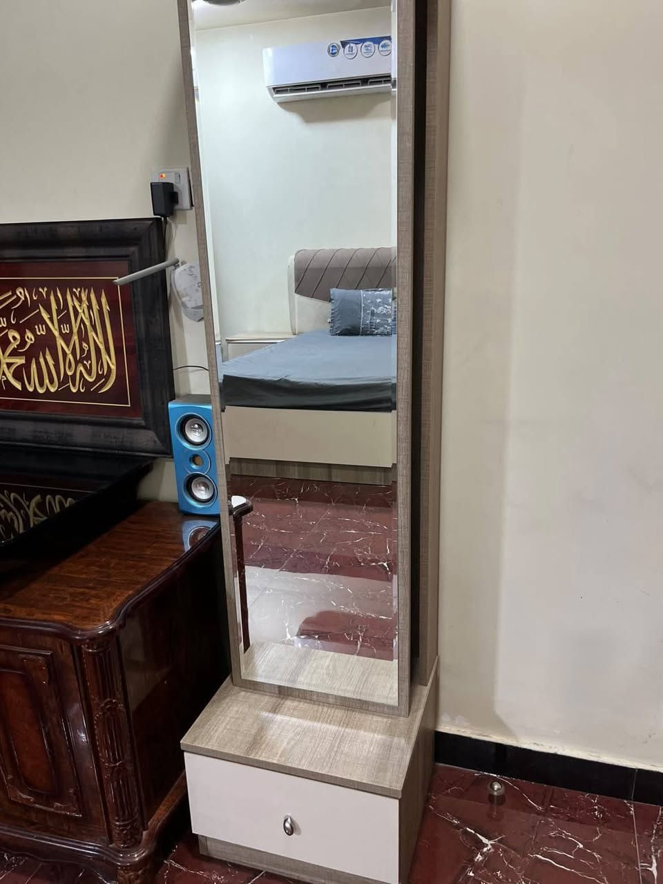 السلام عليكم عندي غرفة تركية نظيفه 7قطع للبيع في بغداد حي الجامعة سعرها 650 الف 
***********
