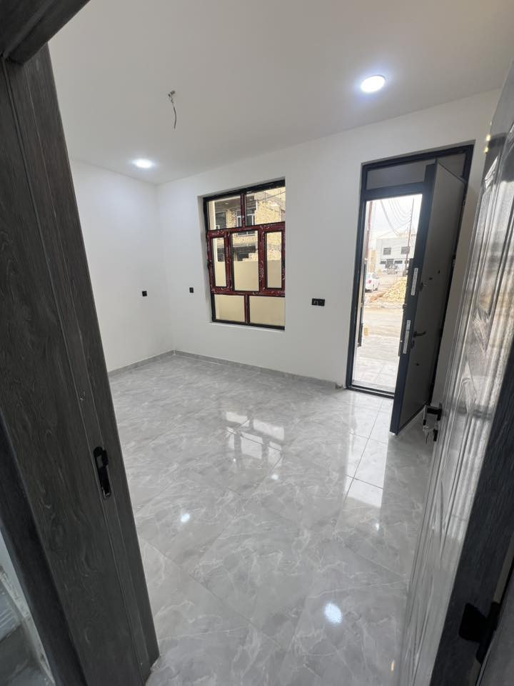 دار للبيع المساحة 50متر واجهة 5نزال 10 بيت جديد غير مسكون على شارع رئيسي  يحتوي على صاله ومطبخ وحمام وغرف نوم عدد 2 
الموقع بغداد الدورة البوعيثة مجمع العيثاوي شارع مول ادم قريب الشارع العام للاستفسار (***********)
