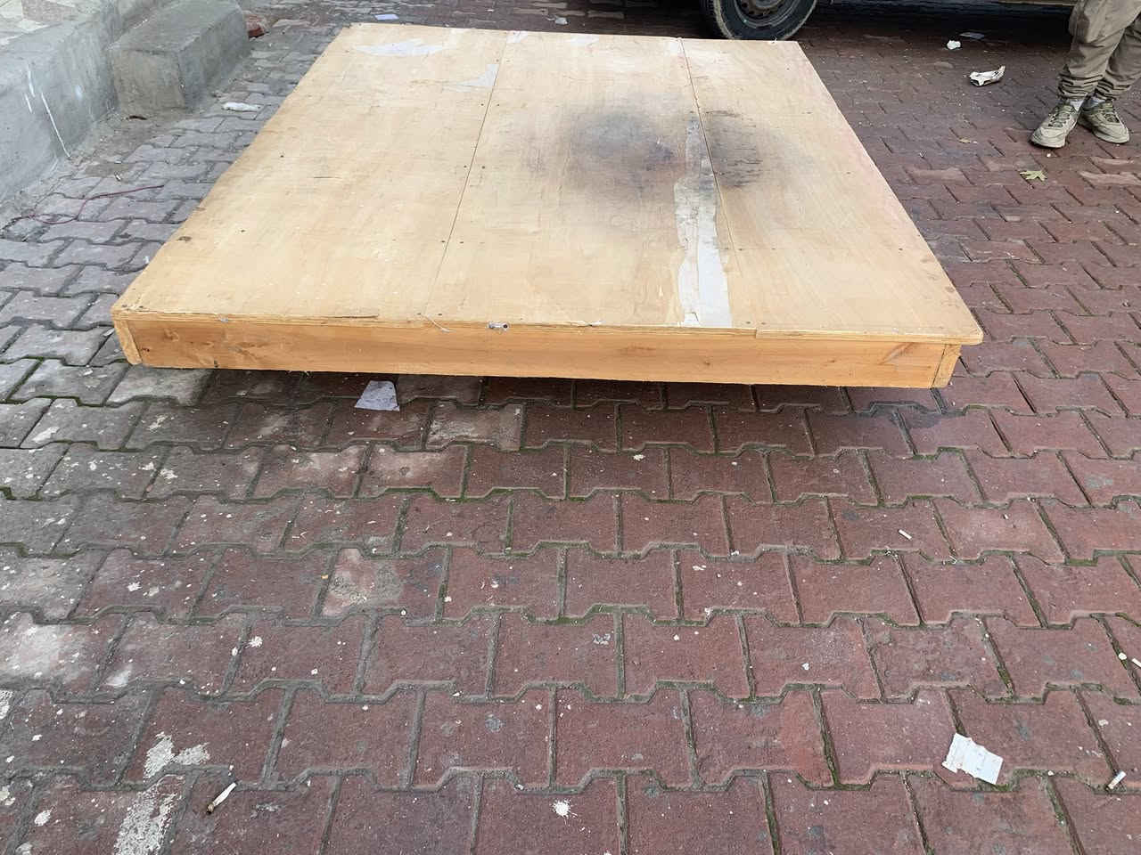 غرفة نوم بدون دوشك داخل الجربابه صوميا خشب للبيع سعرها ٢٦٠
العنوان / كاني كردا  الشارع السايدين مقابل المدرسه التركيه 
رقم موبايل ***********
