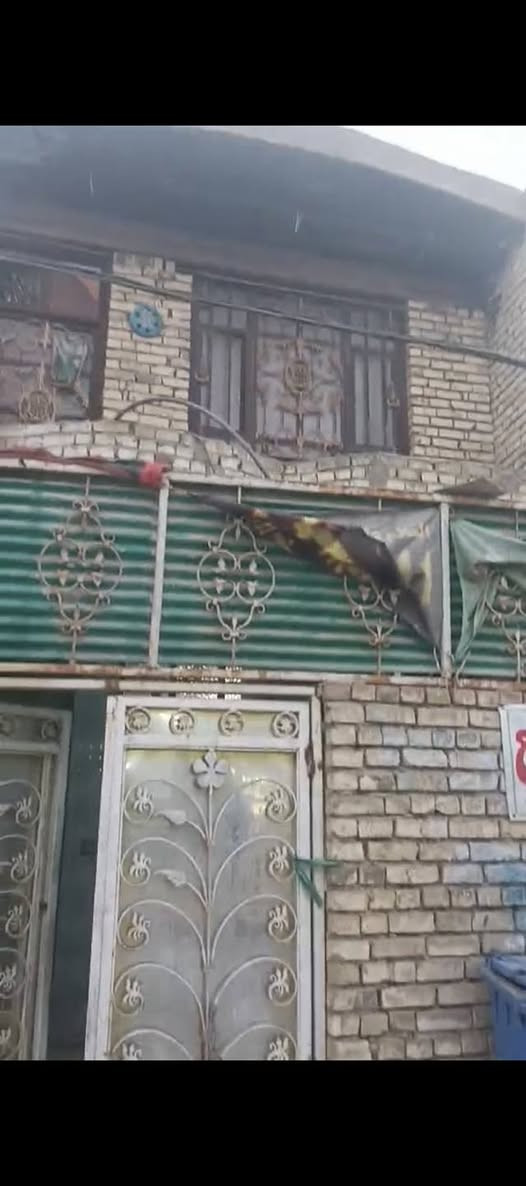 خليل عندي بيت ابو درع مقابيل ام الكبر غزلان ابو درع طابق ونص السعر100 بي مجال 100متر الرقم***********
