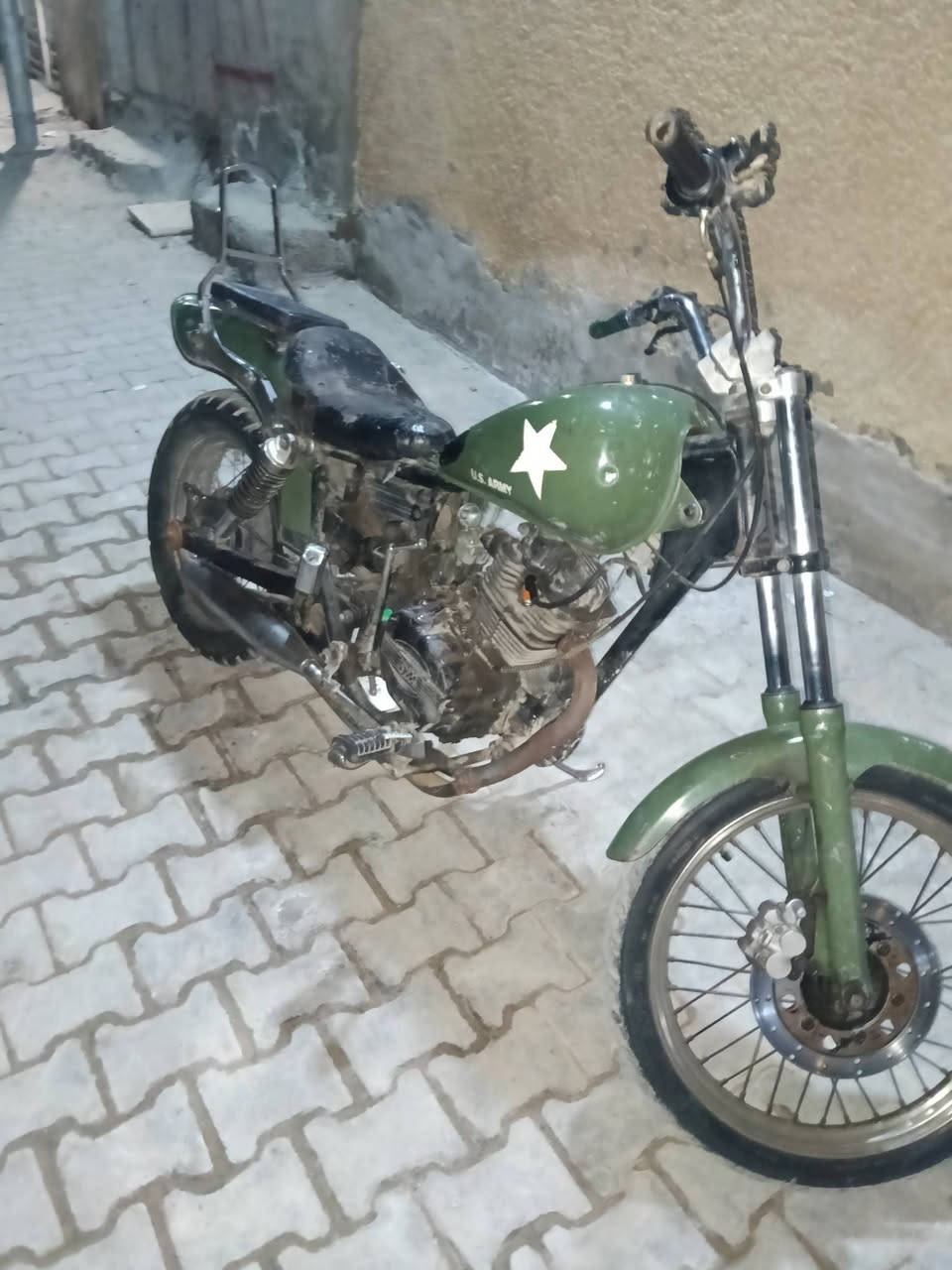 دراجة هارلي ريبل
محور محرك سيام 200
5نمر اول جوه وباقي فوك
دراجة شغالة بدون كهربائيات
شغل هندر واطلع شلعة ومعدل 
دبلات شغالات امامي وخلفي
سعر 350 
عنواني مدينه الصدر 
رقم 
***********
