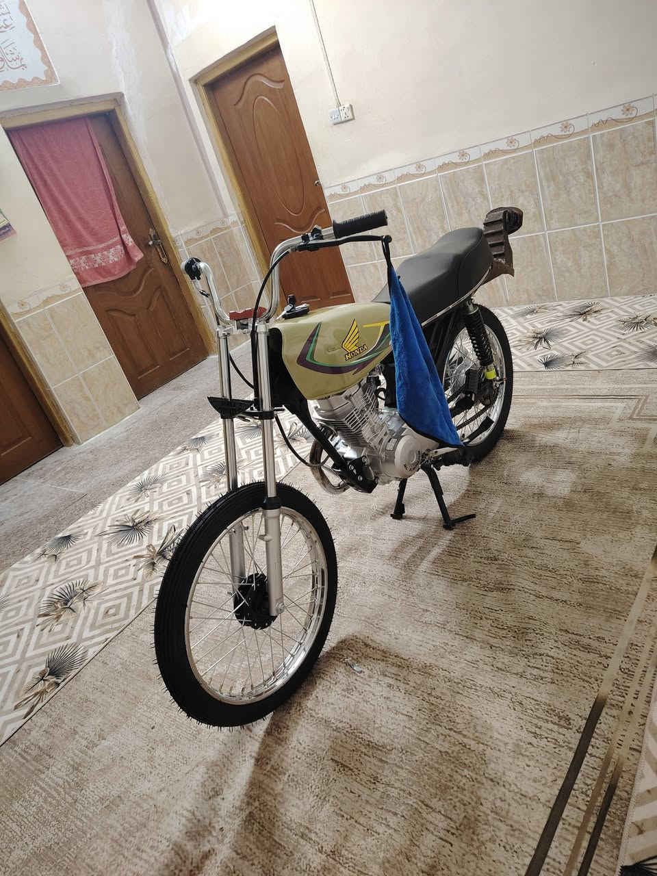 سلام عليكم شباب دراجة اربعه كير للبيع رابيدو تعمير26 جديد زيرو ما مشتغله البارحة كملت تعمير ماصاعده الشارع دراجة مابيها نقص برغي غراض كله اصلي من أطول لطول السعر 650بيها مجال قليل مكان دوانيه رقمي ***********
