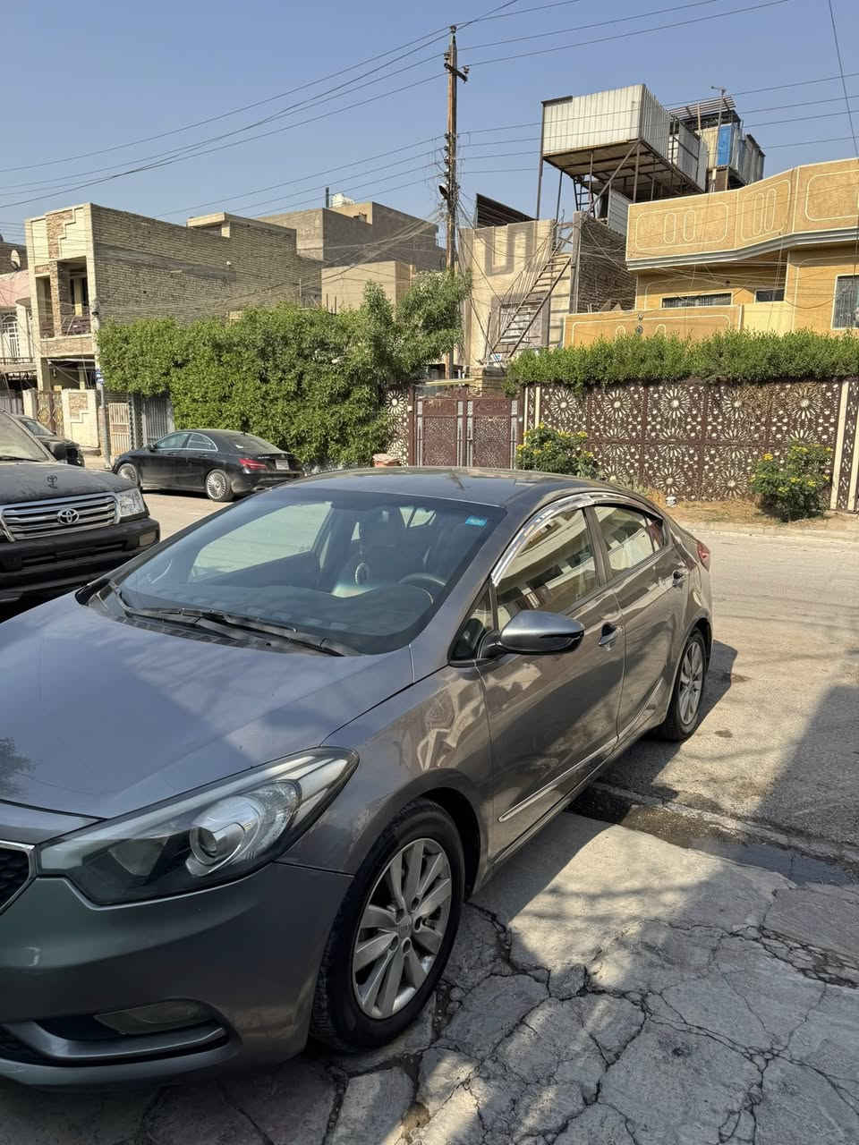 السلام عليكم سيارة كيا فورتي ٢٠١٦، نوع XL مسافتها المقطوعة ٩٥ميل، محركها دوش، رقمها بغداد باسمي، وارد امريكا دعمتها بامريكا خلفي، وبيها حادث بسيط من الامام مثل ما موضح بالصور وبالسونار، كير ومحرك وكهرباء على وضعية الشركة ما مفتوح اي شيء، السيارة ما ناقصها "برغي" كاملة وبالاخير السيارة على ايدي/ 
ملاحظة اخيرة: كلشي واضح عدكم بالصور او بالسونار او بالنص المكتوب، بعد ما تقتنعون بالسيارة تواصلوا معي على الرقم فقط، ***********/ 
بغداد/ الشعب
السعر المطلوب:97 ورقة.
