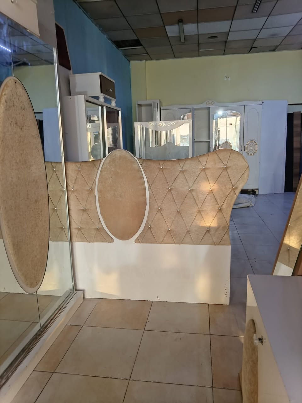 غرف نوم نظافه فول سعر مناسب ٣٠٠ الف مع شد ونقل رسلوان على خاص واتساب ***********
