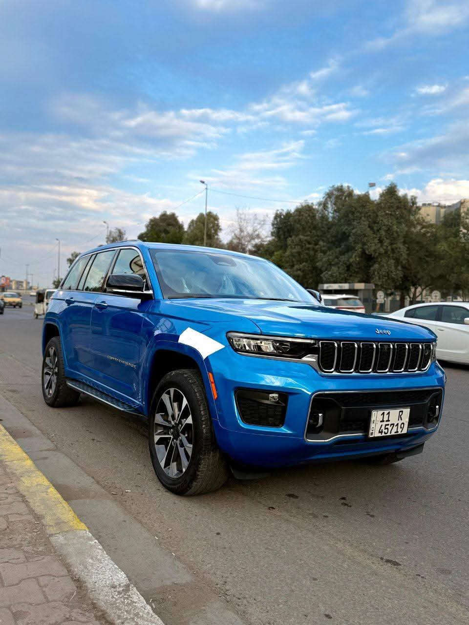 جيب كراند شيروكي اوفرلاند
الموديل :2023. (خليجي) .
ضمان الشركة وكالة هارلم
المحرك : . V6. 3.6L .
مغلفة ppf ابو ال 20$
العداد : 50000. (قابل للزيادة).  
بعدهة بالضمان مال وكالة
مغلفة ppf بالكامل ضمان 10 سنوات
المواصفات :
* دفع رباعي 4x4 .
* نظام تعليق هوائي (جكات).
* قيادة ذاتية عند المنعطفات.
* رادار امامي مع مانع تصادم .
* نظام الرؤية الليلية.
* تحذير الخروج عن المسار .
* مستشعر نوم السائق مع نظام التوقف الآلي
* تحذير النقطة عمياء ⚠ .
* نظام تحذير عند التقاطعات.
* نظام تحذير عند تجاوز السرعة المحددة.
* نظام عرض المعلومات على الزجاج الامامي (HEAD UP DISPLAY)
* نظام تقليل الضجيج داخل المقصورة.
* إنارة محيطية.
* شاحن موبايل وايرلس.
* تعديل وضعيات مقود السائق كهربائيا.
* مرايا تعتيم ذاتي.
* المرايا الجانبية قابلة للطي كهربائيا.
* نظام الصوت  مع 19 سماعة.
* ويل قياس 21 انج .
* سقف بانوراما .  
* شاشه كبيرة 10.1 انج .
* شاشة للراكب الأمامي .
* نظام الخرائط (GPS) .
* عرض خرائط الطريق على لوحة القيادة.
* لوحة القيادة بقياس 12 أنچ.
* 4 كاميرات خارجية مع بخاخات ماء للتنظيف.
* كاميرا للمرأة الداخلية.
* تصوير حراري ليلي .( ناظور ليلي)
* المصابيح الأمامية زنون .
* كشافات الضباب زنون .
* دخول ذكي.
* بصمة على 5 ابواب للدخول الذكي.
* تشغيل عن بعد .
* الصندوق الخلفيي كهربائي .
* فتح الصندوق الخلفي مع حركة القدم.
* دوسات جانبية .
* فرش المقصورة الداخلية من الجلد الطبيعي الفاخر .
* اضافات من الخشب الطبيعي للمقصورة الداخلية.
* ذاكرة لحفظ وضعيات الجلوس للمقاعد الأمامية
* مساج للمقاعد الامامية .
* المقاعد الأمامية كهربائية .
* المقاعد الأمامية تبريد وتدفئة .
* المقاعد الخلفية تدفئة وتبريد .
* ستائر للشبابيك الخلفية.
* انارة داخلية LED متعددة الالوان .
* حساسات امامية وخلفية .
* 5 راكب المرغوب عند الجميع
* مكيف خلفي مع وحدة تحكم منفصلة .
* تدفئة كشنات امامية وخلفية
* تبريد كشنات امامية
*تدفئة مقود القيادة.
* مانع تصادم خلفي .
* بلوتوث تلفون .
* محدد سرعة .
* نظام التشغيل والاطفاء الاوتوماتيكي .
( التشغيل عن بعد)
* نظام بريك اوتماتيكي
ملاحظة / السيارة بيهة 3 رصعات راجعة pdr
وخشم جاملغ بي صبغ رشة
للاستفسارالاتصال على الارقام 
***********

*********** السعر 40$
