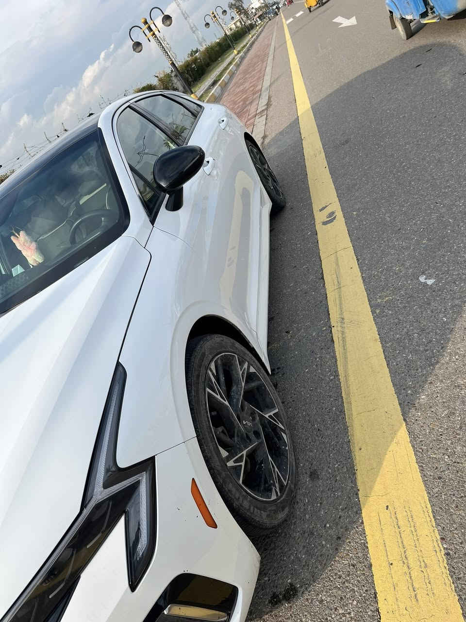 سلام عليكم 
للبيع | 2025 KIA K5 GT-Line

المسافة المقطوعة: 11200 ميل
الضرر: صبغ في الجاملغ الخلفي الأيمن
المحرّك: 2500cc
رقم بغداد
المواصفات:
 • فتحة سقف بانوراما
 • تشغيل بصمة
 • رادار أمامي
 • رادار جانبي (نقطة عمياء)
 • تحكمات مقاعد كهربائية
 • شاشة وسطية كبيرة
 • سايد بريك دكمة (Electronic Parking Brake)
 • تدفئة مقاعد
 • تدفئة ستيرن
 • نظام تثبيت السرعة
 • حساسات أمامية
 • كاميرا خلفية عالية الدقة
 • دخول ذكي
 • إضاءة خارجية LED

 مكان المدينة الصدر ***********
