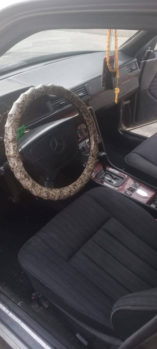 السلام عليكم مرسيدس للبيع موديل 90 بغداد الشعب سياره مقفوله للصبغ للجماليه ماكينه وقير سعر 85 رقم ***********
