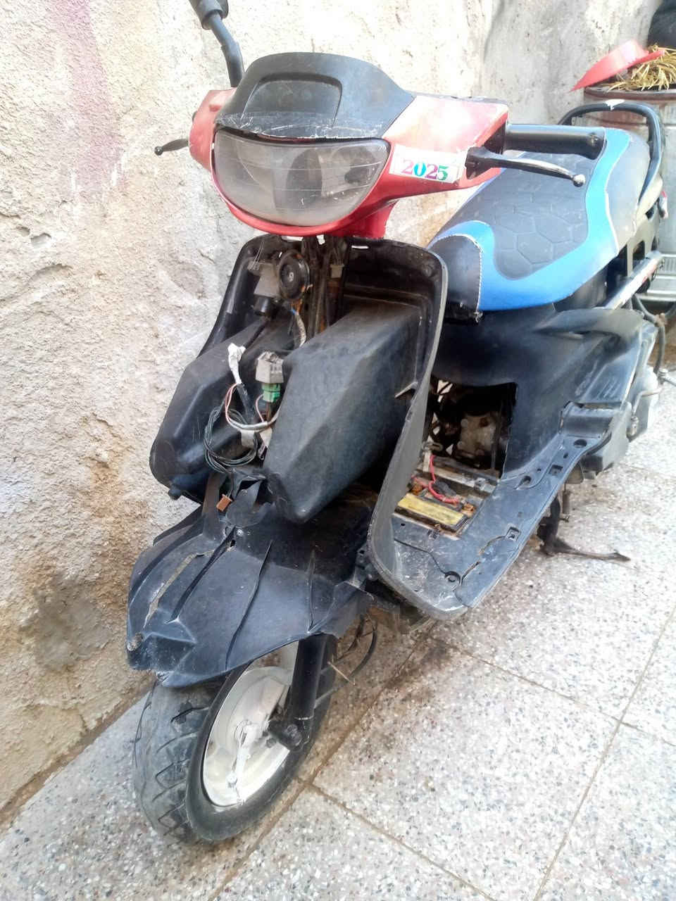 السلام عليكم دراجه للبيع فراشه فحل شغاله تجفيت مصارلي اقل الشهر من مجفتها مرات شويه تأخر بلتشغيل سعرها 200 قفل  ابيع هل موجود لان ماريد انحرج ويه  الناس ومحتاز فلوس  العنوان نجف حي العسكري مدارس ***********
