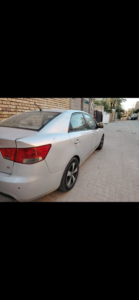 سلام عليكم كيا سيراتو موديل 2009 خليجي بيه ضربه من كدام جاملغين وبنيد وبيه جاملغ خلفي باقي السياره لاضربه ولاشي قماره وتكم كفاله ابيعه هيج كدامك تجي تكلبه وتاخذه سياره رقمه بغداد الاماني بسمي ثاني يوم احولك مكينه ١٦٠٠ مكينه كير نضيفات تبريد ثلج حداديه نضيفه السعر 63 وبيه مجال لشراي الاستفسار اكثر اتصل *********** مكان السياره كربلاء
