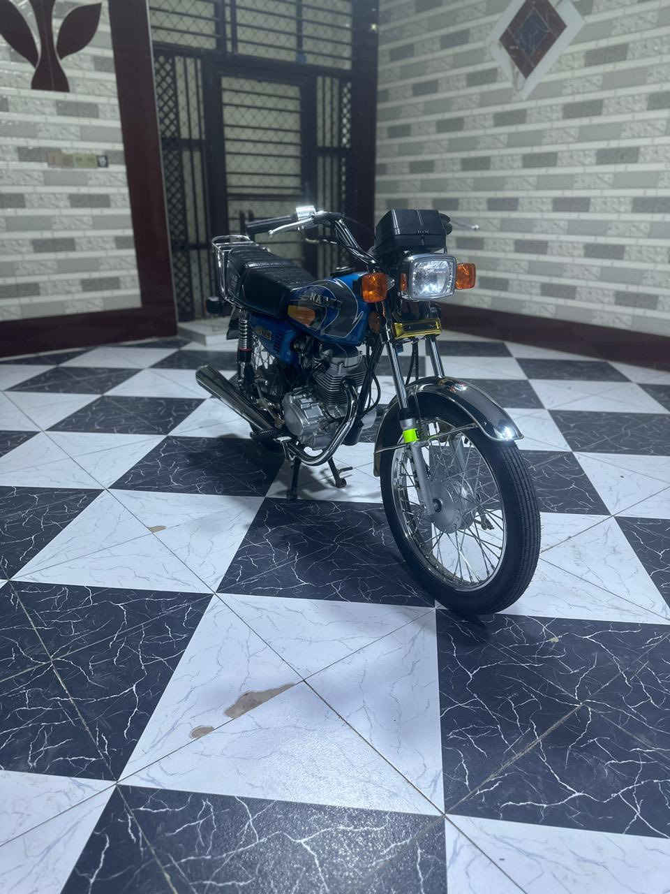 سلام عليكم
دراجه نامه امتياز باب اول 
ثلاث سويجات 
استخدام شخصي
سكنر 5 وراق 
دراجه كفاله من تاير الامامي الى تاير خلفي 
محرك و كهربائيات كفاله عامه على وضع الشركة
سعر خاص 
مكاني كربلاء الوند 
***********
