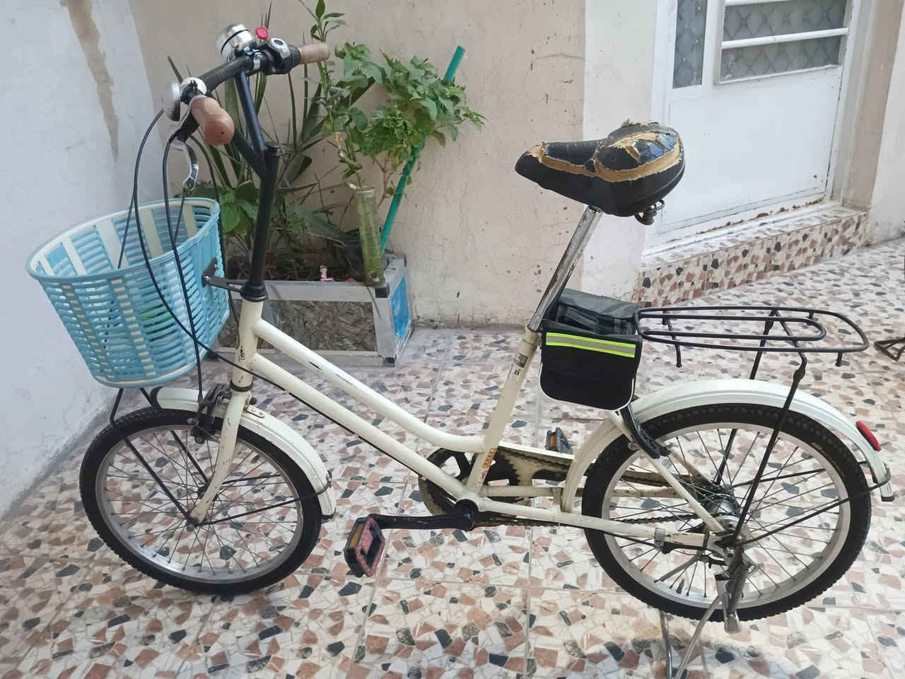 السلام عليكم  بيسكل حجم 20.  برجستون ياباني.  بلادي وضع شركه. كير 3سرعه.   مختم.   كامل ملحقات سله +قفل +جنطه  بلادي تايرات. شركه.  بلعافيه ع ياخذه.  محموديه مكاني  ***********
