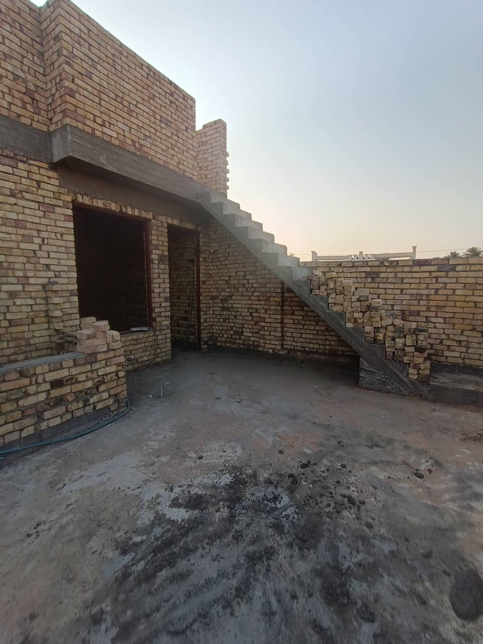 هيكل للبيـــــــــــــــــــع حله نادر الاولى حي الزيتون
المساحــــــة 125متر طابو زراعي سند 25 

الــوآجـــهــة  6,250 متر
النــــــــــــزال. 20متر
        
 
الطابــــــــــق الأرضـــــــــــــي

غـــرفة نـــوم وصاله وكليدور ومطبخ ومجمع صحيات وطارمه

الطابـــــــــق_الثانــــــــــــــــي

غـــرفتين نوم وكليدور ومجمع صحيات 

عرض الشارع 10متر تبليط مجاري كافة الخدمات 

للاستفسار الاتصال ***********
