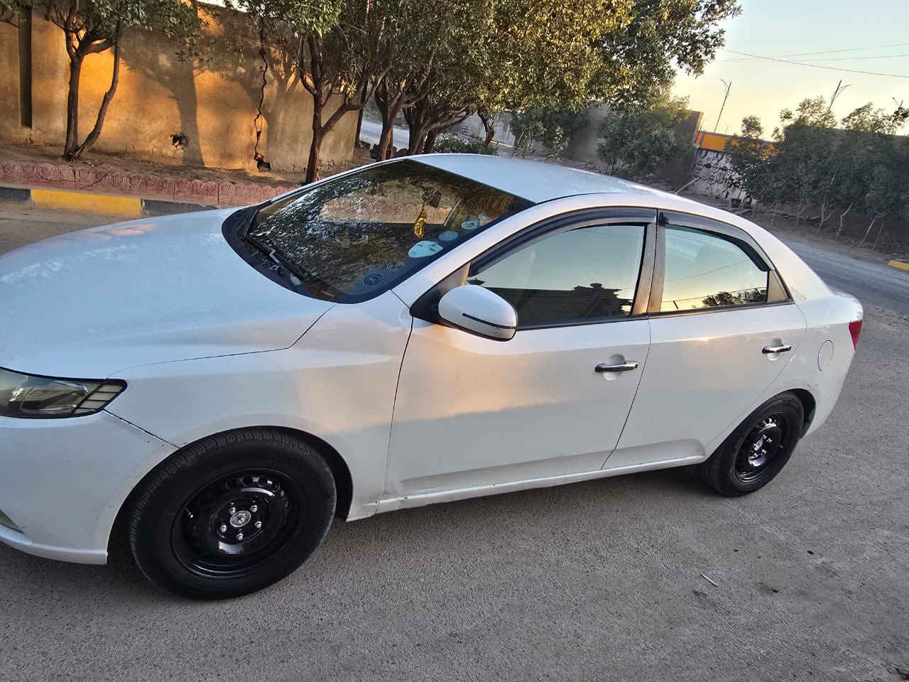 سلام عليكم كيا سيراتو ٢٠١٣ خليجي 
مكينه ١٦٠٠ دوش رقم اربيل اتريد تحويل اتريد وكاله اني حاضر 
شفتات بلستيرن 
اشاير مري 
مري شفط 
شاشه حساس خلفي 
يدات نيكل 
مواصفات السيراتو المعروفه 
السياره بيها تلث قطع صبغ بدون دواخل 
السعر ٩٣ وبيها مجال 
غير متواجد ع فيس 
مكان السياره بغداد 
***********
