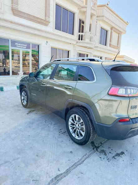 جيب بزون ٢٠١٩ حادث موضح بالصوره وبيها قطعتين بلعراق سنويه منتهيه سياره مشروع وطني السعر ١٣٠ ورقه *********** عمارة
