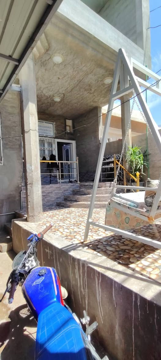� بيت للبيع – توزيع قائمقام مسجل طابو 🏡
📍 الموقع: امام عباس - فرع سمج مقابيل الموكب

📐 المساحة: 220 متر مربع
📏 الواجهة: 10 متر
📏 العمق: 22 متر

🔹 تفاصيل البيت:

* طابقين
* صالة واسعة
* استقبال
* مطبخ
* غرفتين نوم
* مجموعة صحية
* أرضية سيراميك
* حديقة
* كراج سيارة مسقف
خط مشروع + بئر ماء

,,, طابق الثاني مكون

.غرفة نوم 
استقبال 
صاله +مطبخ
وصحيات 

📞 للاستفسار ع رقم 
***********
