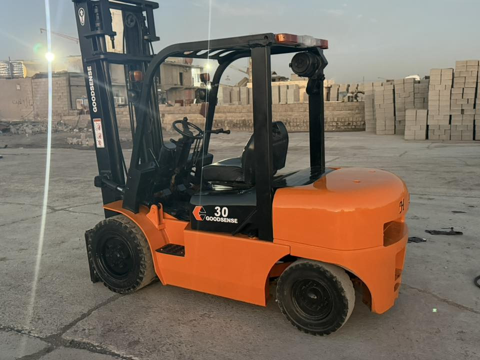 للبيع رافيعة صيني محرك كيرازو زو ياباني.  /3حركة 3طن موديل213
***********
