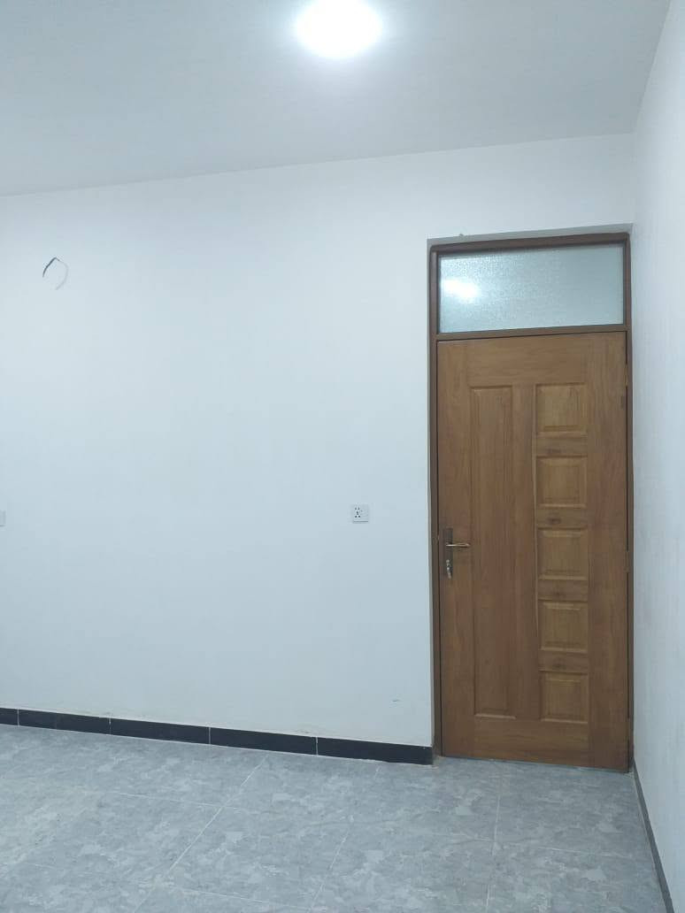 مشتمل للأيجار
مشتمل طابق ثاني درج معزول بناء حديث ٢٠٢٦ زيرو
مساحة ٩٠ متر يحتوي على 
غرفة نوم كبيرة  ٥متر × ٥م
صالة  كبيرة ٥م × ٤.٥م
مطبخ ٢م × ٦ م
بالكون ٢م × ٣م
خدمات مشتركة شرقي وغربي ومنور وسطح مشترك
المشتمل مجهز بالكامل بتأسيسات داخلية سبالت ومكيفات
و٣خطوط ماء اسالة وحار وتانكي
كهرباء وطنية ثري فيز 
انارة سبوت لايت والمشتمل مجهز بساحبات ومغاسل ودوش وتانكي وماطور مي  البيت جاهز من كلشي
المنطقة خدمات كاملة وتبليط جديد
العنوان بغداد منطقة الشعب نهاية الصحة منطقة حي الكوثر بداية شارع ابو حكيم المختار 
سعر الايجار ٣٥٠ الف 
للاستفسار التواصل مع مكتب الصادق للعقار والمقاولات العامة مهندس قصي 
خاص او الاتصال بالارقام التالية 
واتساب ***********
            ***********
