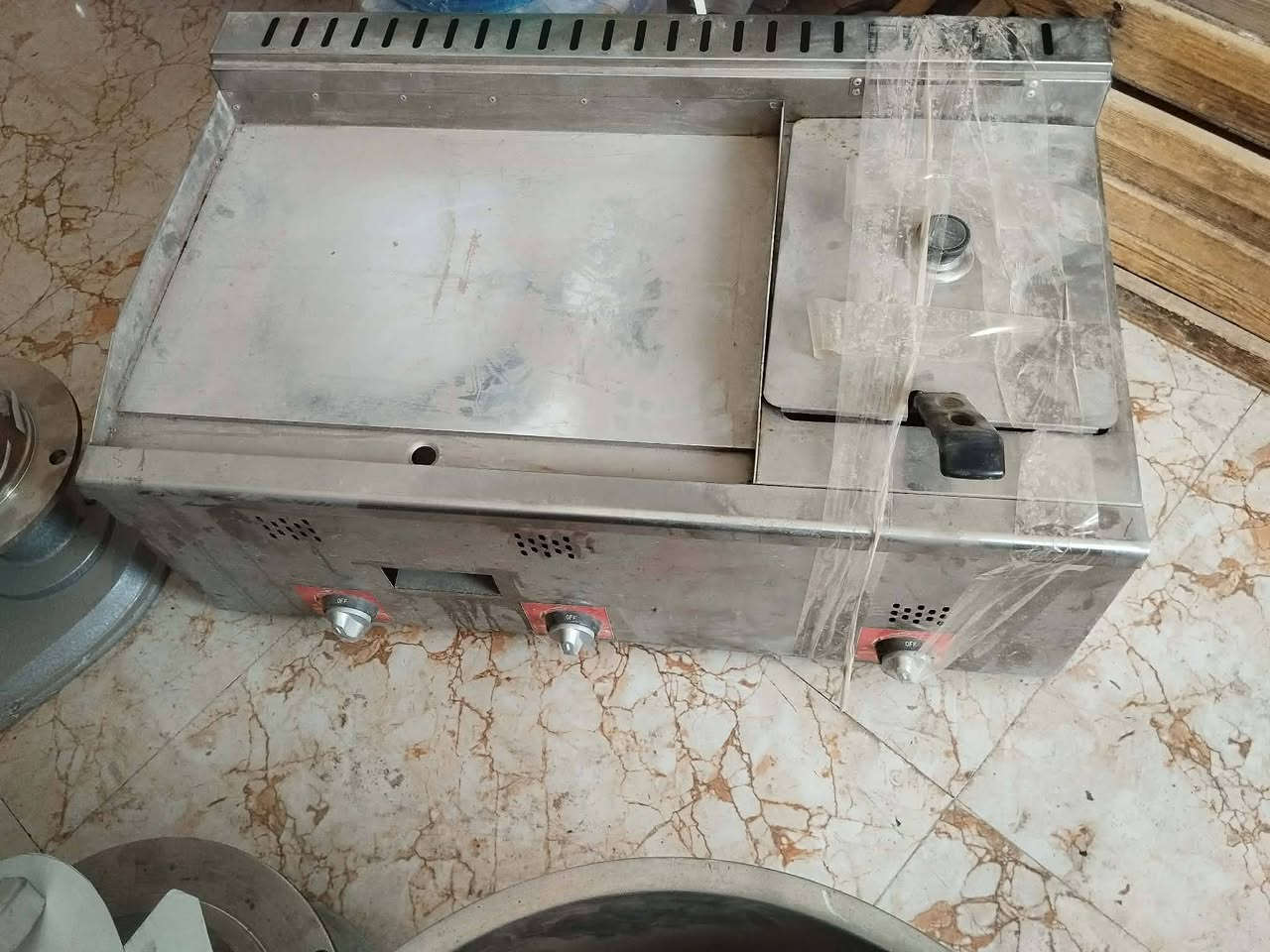 السلام عليكم 

غراض مطعم للبيع نظيفات جدا 

فرن طبقي خانه وحده نظيف جدا 
عجانه تركيه لولبيه نظيفه جدا 
كريل بركر مع قلايه فنكر نظيف جدا 

***********
***********
