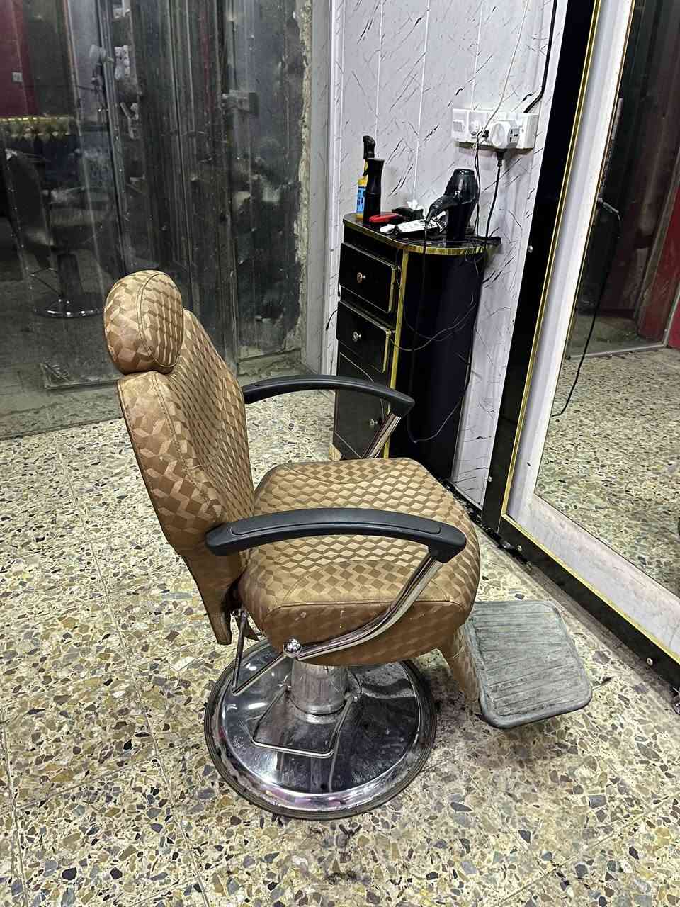 السلام عليكم مرايتين السعر ١٠٠ وفاترينه٥٠  وكراسي
ثنين الذهبي نضافه فول١٢٥  والكرسي الاسود بي ملعب شغال الجك والكير ٧٥ وتخومه ثنين ب١٠٠ وميز نضيف كلش ب٥٠ وعربانه ب٤٠  مثل ما موضح بالمقطع تكَلبهن وتاخذهن بيهن مجال حگ الجيه وذا تاخذهن كدهن شلع اتساهلك بيهن 
راسلني خاص او هذا رقمي *********** 
مكاني سبع قصور يمجامع الامام علي
سبب البيع ابدل الديكور
