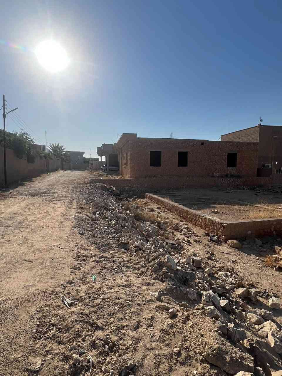 قطعه أرض للبيع بيها أساس مساحه ٦٠٠ متر في حي التنك قريبه ع شارع العام اليم السكه السعر واستفسار اتصل ع رقم ***********
