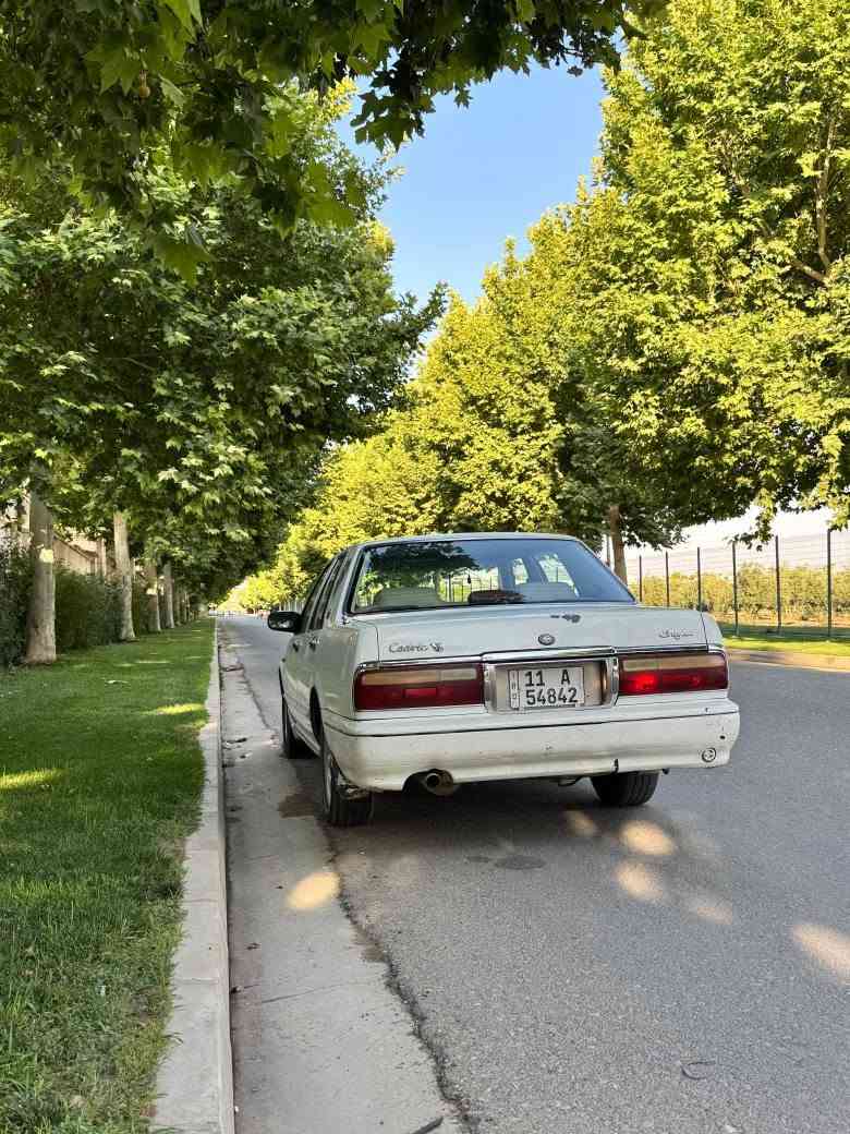 🚗 **بۆ فرۆشتن - ئۆتۆمبێلێکی کلاسیکی کەشخە و جیاواز** 🚗

**زانیارییە سەرەکییەکان:**
* **جۆری ئۆتۆمبێل:** نیسان سەدریک (Nissan Cedric) - پۆلێنی بڕۆگام (Brougham)
* **مۆدێل:** 2001
* **ڕەنگ:** سپی
* **مەکینە:** شەش پستۆن (V6) - بەهێز و توندوتۆڵ
* **گێڕ:** عادی (Manual) - زۆر گونجاوە بۆ ئەو کەسانەی حەزیان لە لێخوڕینی چێژبەخشە
* **تابلۆ:** ژمارە بەغدا
* **سووتەمەنی:** بەنزین + سیستەمی غازی لەسەرە (زۆر ئیقتسادە)

**تایبەتمەندی و مواسەفاتەکانی:**
* **ژوورەوەی ئۆتۆمبێل:** زۆر خاوێن و کەشخەیە، داشبۆرد ڕەنگی ڕەساسییە لەگەڵ دیکۆری دار (سندیان) کە دیمەنێکی شاهانەی پێ بەخشیوە.
* **کوشنەکان:** ڕەنگی بێجی/کرێمی، زۆر فراوان و ئاسوودەن بۆ سەفەر و ڕێگای دوور.
* **تەبرید (سیستەمی فێنککەرەوە):** زۆر سارد و سافە، بێ هیچ کێشەیەک کار دەکات.
* **شێوەی دەرەوە:** دیزاینێکی کلاسیکی و هەیبەتی هەیە، لەگەڵ لۆگۆی نیسان لەسەر بۆنید و ڕووپۆشی کرۆم بۆ دەسکی دەرگا و لایتەکان.
* **ئەگزۆز:** سیستەمی ئەگزۆزی جووت (دوو لولەیی).

**کورتەیەک لەسەر حاڵەتی ئۆتۆمبێلەکە:**
ئەم ئۆتۆمبێلە یەکێکە لە مۆدێلە ڕەسەنەکانی نیسان و زۆر گونجاوە بۆ ئەو کەسانەی ئاشقی ئۆتۆمبێلی جیاواز و بەهێزن. لاشە (بەدەنی) زۆر قایمە، ناوەوەی زۆر خاوێنە و بەباشی پارێزراوە. تەنیا لە دەرەوە کەمێک بۆیەی هەڵوەریوە، هەروەها لای بەنزینەکەی بۆیەی هەیە (سبوغە) بەڵام بەبێ لێدران. 
لە ڕووی کارکردنەوە، نە لە مەکینە و نە لە هیچ شوێنێکی تری ئۆتۆمبێلەکەدا هیچ کێشە و کەموکوڕییەک نییە و بەتەواوی ماڵی دۆستە. خاڵە هەرە باشەکەشی ئەوەیە کە سیستەمی غازی بۆ بەستراوە و زۆر ئیقتسادییە بۆ مەسرەف. بە خەرجییەکی کەم ڕێک دەکرێتەوە و وەک بووکی لێدێتەوە.

💰 **نرخ:** 65 گەڵا و کەمێک مەجالی تێدایە
📍 **شوێن:** هەولێر
📞 **ژمارەی پەیوەندی:** *********** أربيل, العراق
