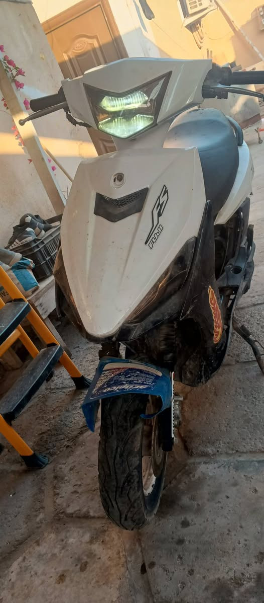 السلام عليكم دراجه fs مكينه ماكس مافتوحه الدراجه شغاله بس انه ابيع كوم حديد السعر 200 الف وبيها مجال قليل المكان ابو صخير الرقم ***********
