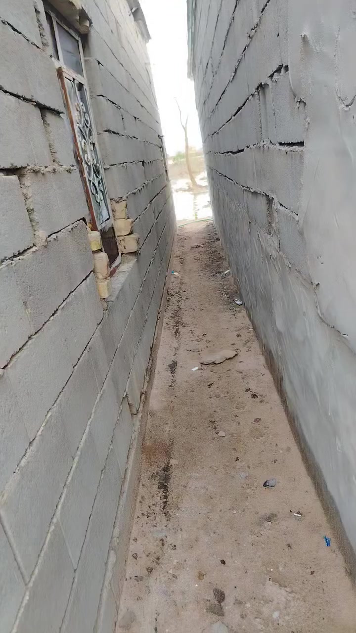 عقد زراعي والعقد منتهي قرار ١١٧ مساحة ٢٢٠ ويا المنور الخلفي غرفتين وصاله ومطبخ وصحيات خارجيه عوزه شويه نواقص لبخ وسيراميك البيت صبابه بس مو مرتبه تنومه نهر حسن شارع البراجعه واله مدخل ثاني من شارع الفوك مقابيل محطة عين البصره الخضره الجديده اي استفسار واتساب او اتصال ***********
