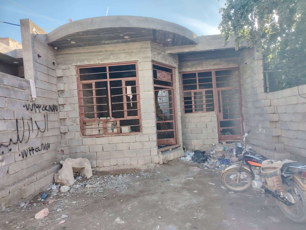 سلام عليكم
هيكل البيع بستان ابو سمير قرب مكتب بيروب

خدمات كهرباء ومي وتبليط لباب 

مساحه 125 بي غرفه نوم وصاله مفتوحه على مطبخ واستقبال  السعر خاص متواجد فيس تصال ***********
