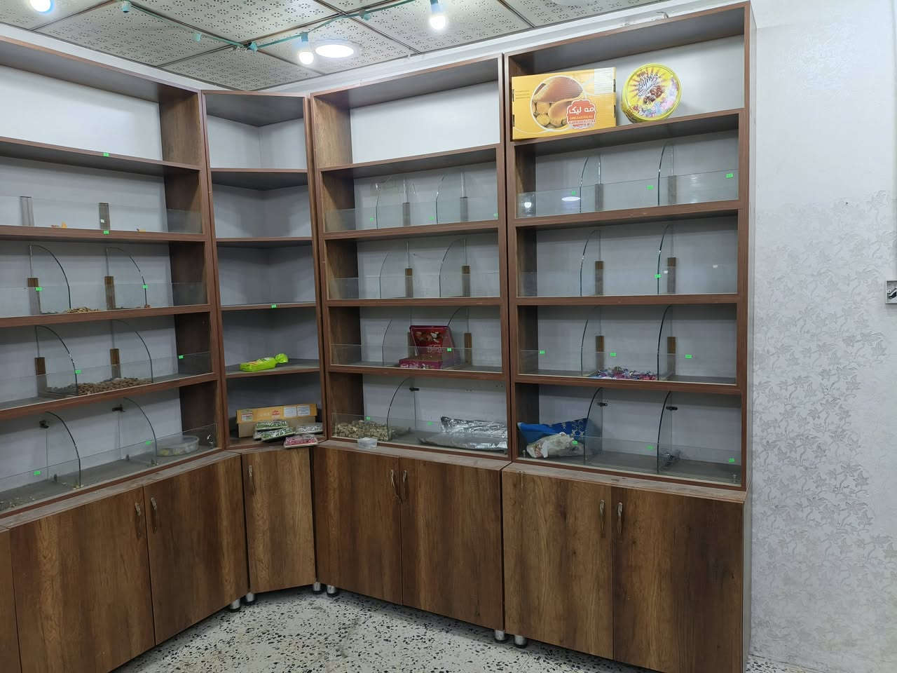 السلام عليكم 
ديكور كامل مال محل كرزات (باترينات) للبيع وبسعر مناسب ونظافتهن 95% للاستفسار الاتصال ع الرقم ***********
