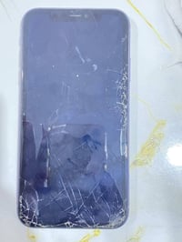 آيفون ١١ • ذاكرة ١٢٨ • شاشة مكسورة