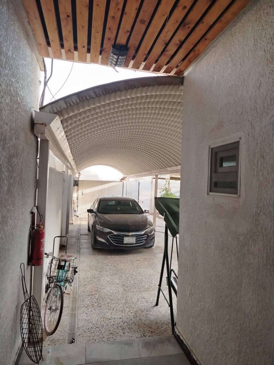 🏠 بيت مميز للبيع داخل مجمع – فرصة حقيقية
📍 العنوان: مجمع الأندلس السكني
🔹 المساحة: 287.75 متر
🔹 الطابو: صرف عرصة
🔹 السند: باسم المالك
🏗️ تفاصيل البيت:
التصميم موحد (كل البيوت نفس الشكل)
المطبخ مفتوح على الغرفة الخلفية
📐 المساحة: 7.5 × 4 متر
الأرضيات مبدلة بالكامل
الحمامات كلها مبدلة
جميع الأبواب جديدة
يحتوي على قمريتين
🚗 كراج واسع على الشارع الرئيسي
يشيل أكثر من سيارتين ركن
🏠 التقسيم الداخلي:
الطابق العلوي: 4 غرف + حمام
غرفة صغيرة مخصصة للغسيل
كاونتر بالمطبخ
💰 يوجد قرض باقي تقريبًا 70 مليون
➡️ يتحول باسم المشتري
➡️ أو يُخصم من مبلغ البيع
💵 السعر : 380 مليون
✋ قابل للتفاوض 
📞 رقم الهاتف: ***********
