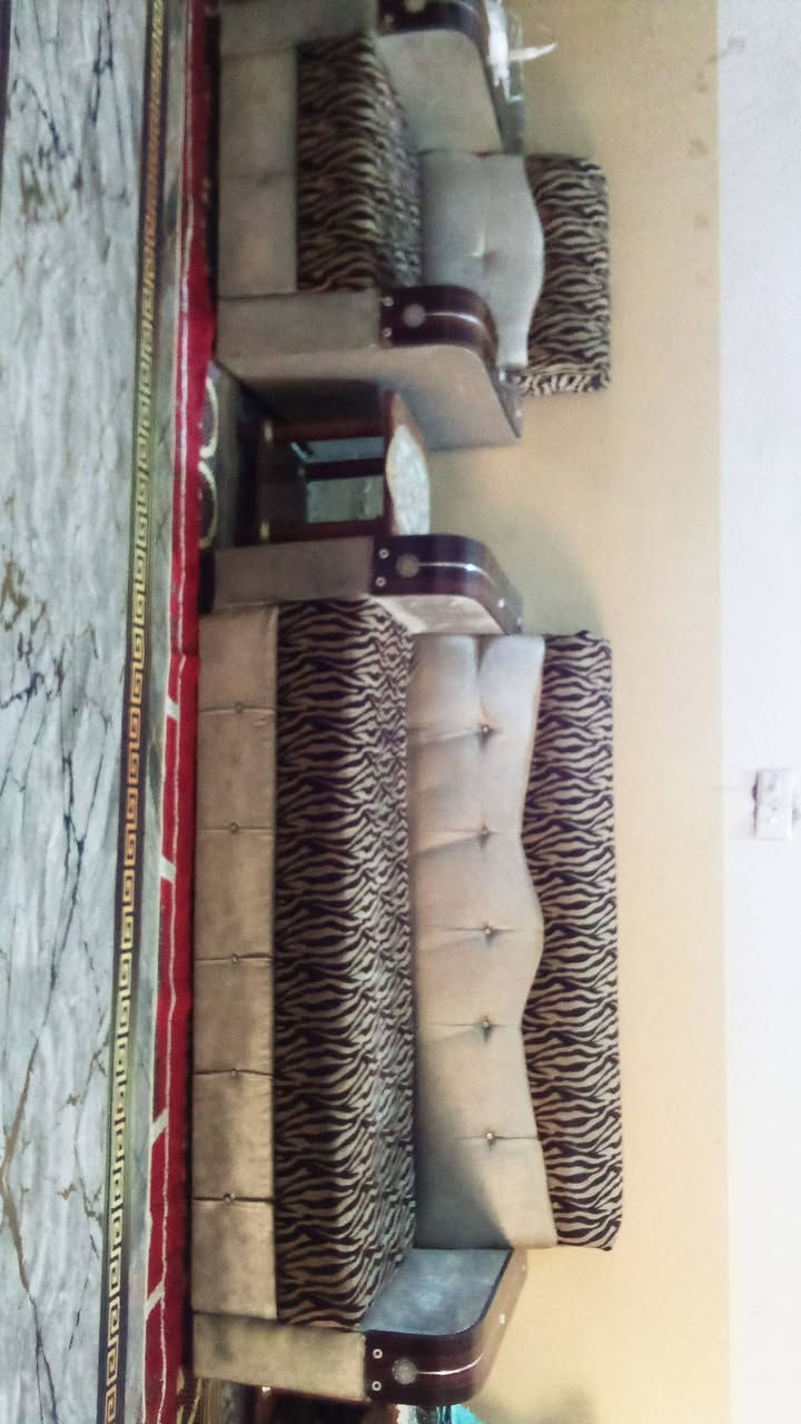 السلام عليكم يوجد تخم قنفات  ٦ قطع عشرة نفرات نضيف  جدا للبيع للاستفسار *********** المكان بغداد الرصافه
