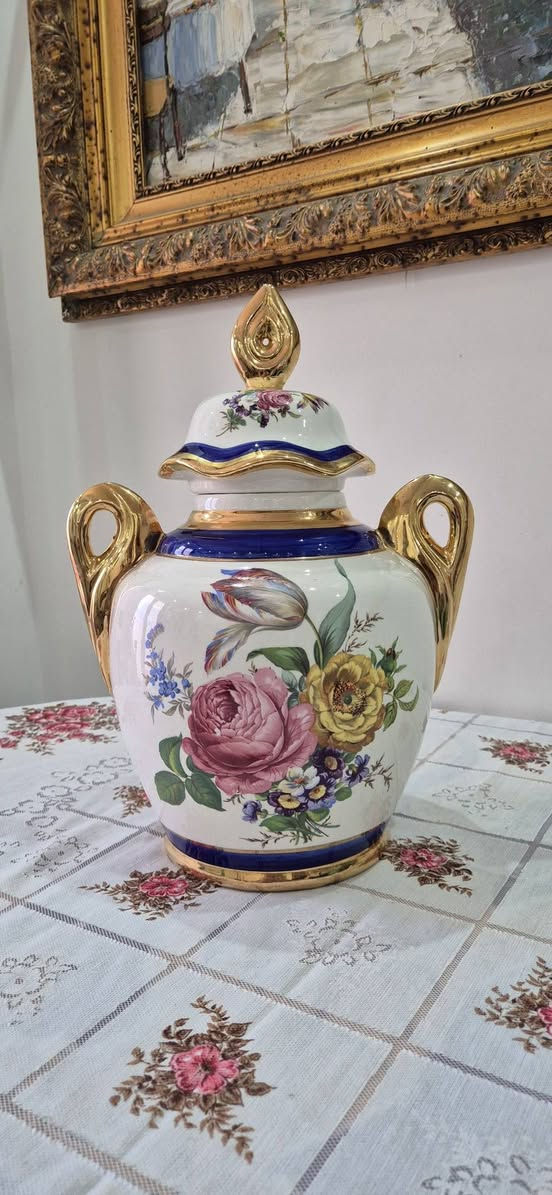 magnifique potiche couverte Limoges en porcelaine peint à la main


**إذا كنت صاحب هذا الإعلان وتريد حذفه لأي سبب، رجاءا أرسل رسالة إلى الدعم الفني**