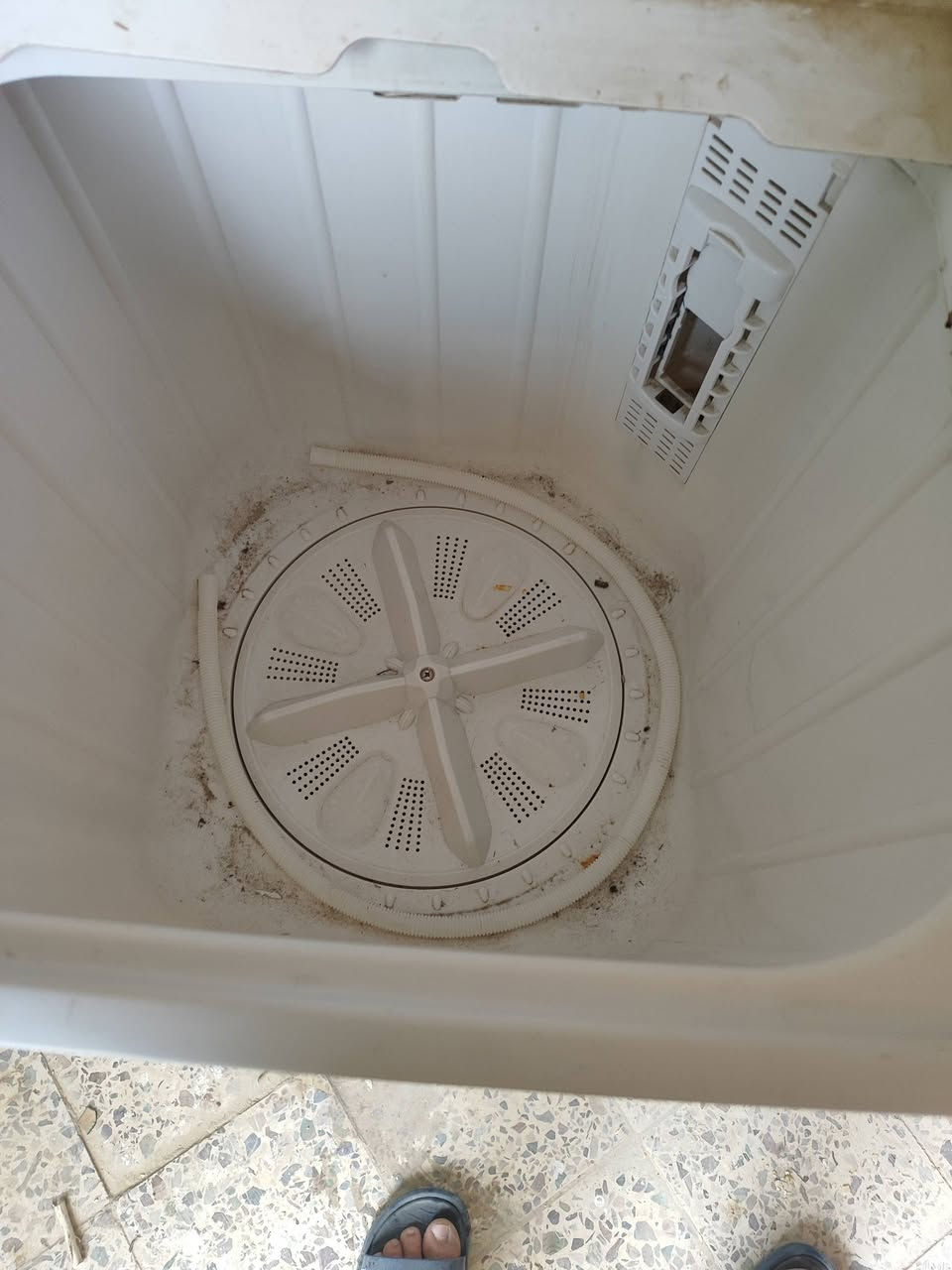 اغراض مستعمله للبيع مكاني ديوانية مركز 
1-ساحبة مطبخ شغاله مابيها شي بس جنت تاركها طلعتها هسه بس الماطور يون وماتفتر بس شاشتها وانارتها شغالات 

2-غسالة هيتاشي  الغسل يشتغل بس بي صوت وتجفيف هم وكف 

3- جرباية حديد ام نفر تتفصخ كلش قوية 

4 - لعبة قفز حجم كبير واصلية 

5 مبردة بس كشر 

اسعار مناسبة قيم واخذ


**إذا كنت صاحب هذا الإعلان وتريد حذفه لأي سبب، رجاءا أرسل رسالة إلى الدعم الفني**