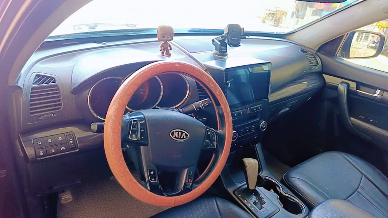 السلام عليكم
‏كيا سورنتو موديل 2012 وارد أمريكي جاملغ وبنيد مصبوغات دون دواخل السياره فول
‏مواصفات محرك 6 سلندر 3500  عدد الركاب 7 تبريد 3 قطع كشنين كهرباء حساس خلفي شاشة كامره تحكم جهتين مري قلاب داخل صاج ملكي داخل بيجي  أشاره بالمرايه كشاف كشنات تدفئة تبريد حتى الستيرن تدفئه بنوراما  وبعد بيها مواصفات السياره جاهزه فول الفول بيها بارد قليل بقبق الجنطه دون صبغ
‏كير محرك حاويه قبل شهرين شأنها
‏حدادية جدد تبريد ثلج تخم تاير جديد مكفوله من شاصي ولغد وحوض رقم إنكليزي بغداد تحويل مباشر رايدها ب 140 ورقه بيه مجال للشراي
‏مكانها نجف  
‏***********
