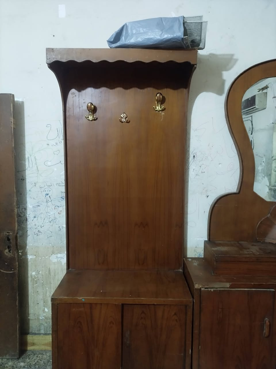 غرفه اخشاب مستعمله للبيع بسعر 400الف عنوان حله نادر هذا رقمي *********** وبيها مجال
