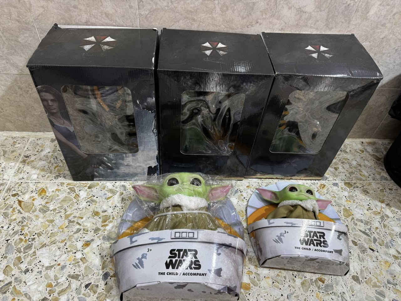 مرحبا حبايب . مجسمات اصليه امزون جديد (مجموعه ليون ) الجوكر المفصلي ثقيل كلش وستار ورس حجمين وفينون مفصلي ومجسم سبايدر مان جالس و5 قطع مفصليه صغيره هديه المجموع 8 مجسمات + 5 هديه اقل قطعه تنباع بـ 10 الاف (السعر على الخاص كلهن شلع ابيع) مكاني بغداد ***********
