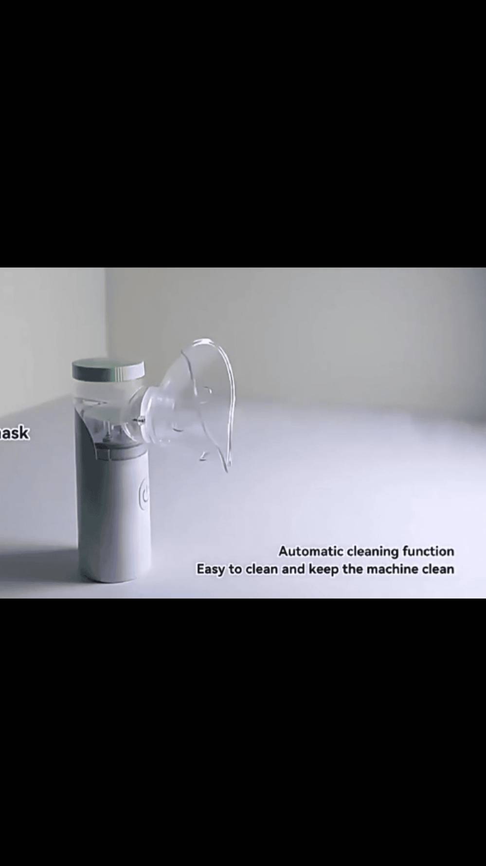 جهاز تبخير تنفسي محمول (نيبولايزر شبكي)

الاستخدامات

يستخدم لترطيب وفتح المجاري التنفسية وتسهيل استنشاق الأدوية والبخار لمرضى الربو والحساسية ونزلات البرد.

مناسب للأطفال والكبار، وللاستخدام المنزلي أو أثناء السفر.

يخفف أعراض الاحتقان والسعال ويساعد في وصول الدواء بسرعة إلى الرئتين عبر الرذاذ الدقيق.

مفيد في حالات الجفاف التنفسي أو ضيق النفس الذي يتطلب بخارًا سريعًا.

المميزات

تقنية Mesh Nebulizer لإنتاج رذاذ فائق الدقة يصل بسهولة للجيوب الأنفية والقصبات الهوائية.

تشغيل هادئ جدًا مثالي للأطفال أثناء النوم.

تشغيل مزدوج: يعمل عبر بطاريتين AA أو عبر كابل USB مباشر.

تصميم محمول وخفيف مناسب للاستخدام خارج المنزل.

خرطوشة دواء شفافة لسهولة مراقبة مستوى السائل.

قطعتان للوجه: قناع للكبار وقناع للأطفال + قطعة فم.

صرف طاقة منخفض ويحافظ على كفاءة عالية.

فتحة تعبئة محكمة لمنع التسرب.

زر تشغيل واحد لسهولة الاستخدام.

نظام فصل عند عدم وجود ماءدواء لحماية الجهاز.

الأبعاد: طول 14 سم – عرض 8 سم – ارتفاع 9 سم (قياس الكرتون).

اللون: أبيضأخضر حسب المتوفر.

محتويات الصندوق

جهاز النيبولايزر الشبكي.

قناع للكبار.

قناع للأطفال.

قطعة فموية.

كابل USB للالتشغيل.

دليل الاستخدام.

الملاحظات

يعمل عبر بطاريتين AA (غير مشمولة).

الجهاز لا يحتوي بطارية داخلية قابلة للشحن، ويعمل فقط عند توصيله بكابل USB أو عند تركيب بطاريتين AA.

يجب استخدام ماء معقم أو الدواء السائل الموصوف من الطبيب فقط.

نظّف القناع بعد كل استخدام للحفاظ على الأداء.

غير مناسب للزيوت أو المحاليل اللزجة جدًا.

يُفضّل عدم استخدام الجهاز للأطفال بدون إشراف بالغ. 