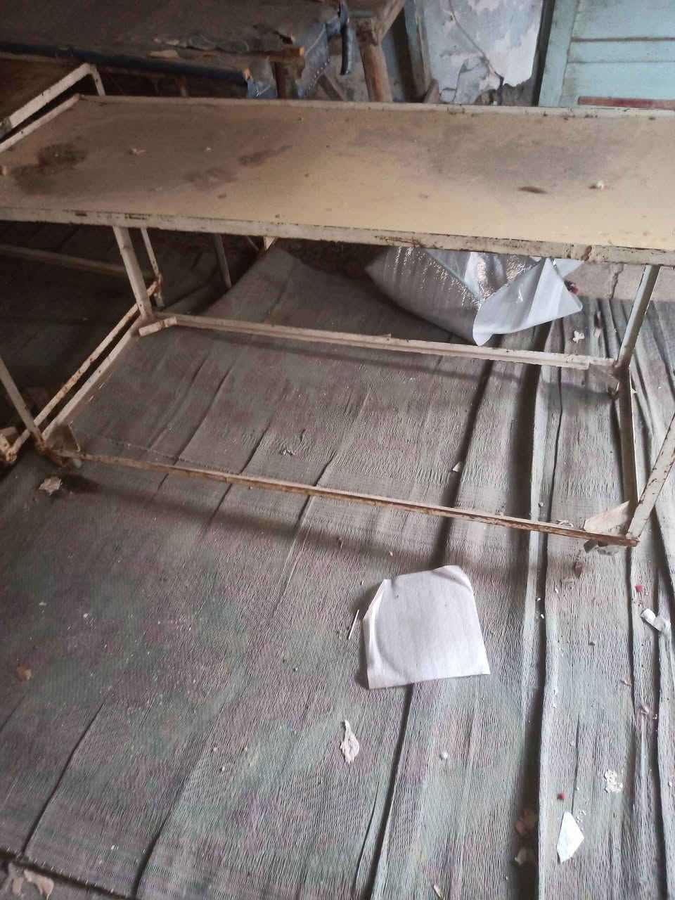 ميز حديد عدد 2 نضاف يتحملن وزن ثقيل واحد خشب /كلهن ب125/ العنوان طويريج ***********
